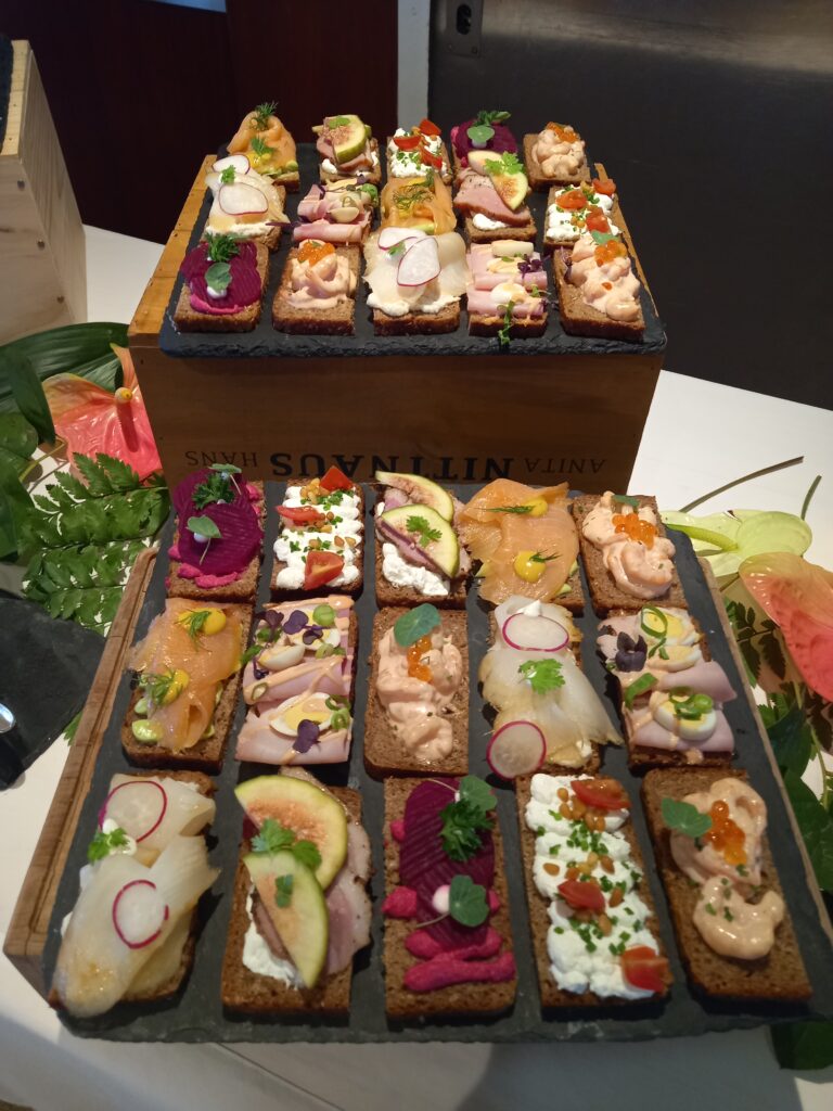 カラフルで多彩な食材を
撮影:吉田あやこ
(船:オイローパ、ハパグロイド・クルーズ